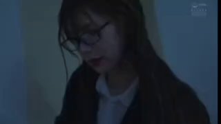 無毛逼大耳環極品妹子露臉發騷，玩著騷穴還要給小哥舔弄大雞巴好騷啊，跟狼友互動聽指揮，道具蹂躪騷穴好騷